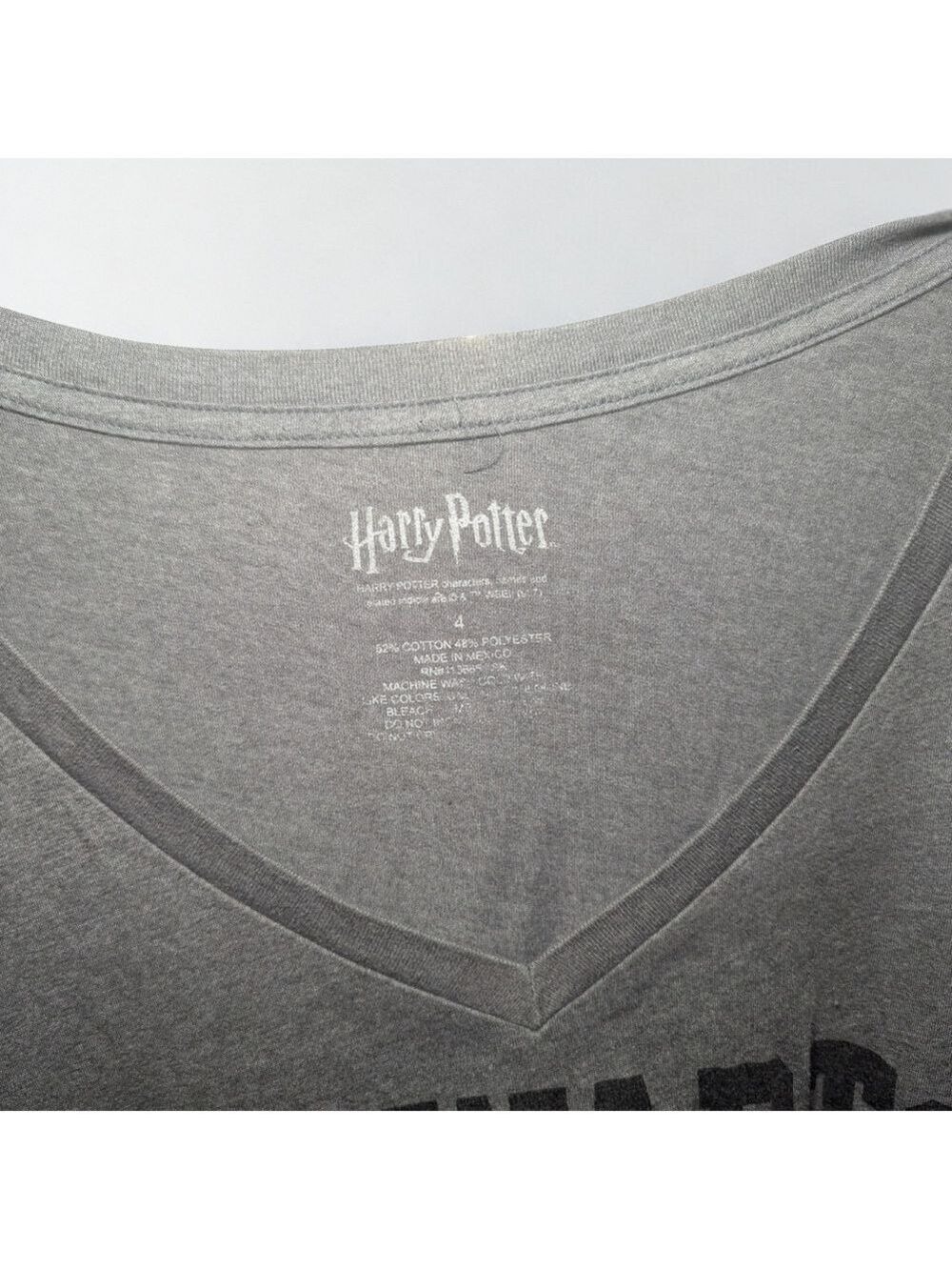 Torrid Harry Potter Hogwarts Crest V Neck Tee Size 4 - Picture 3 of 3